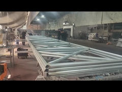 กรอบรั้วกําลังถูกผสมและเคลือบ