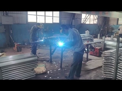 อุปกรณ์เสริมการเชื่อมต่อ Mesh กําลัง welded บนเสารั้ว