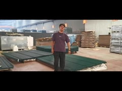 รั้วสีเขียวที่สี่โค้งที่ป้องกันการปีนนั้นสวยมาก