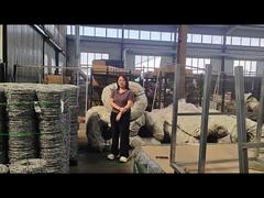 การบรรจุลวดหนามบนรั้วกันปีน