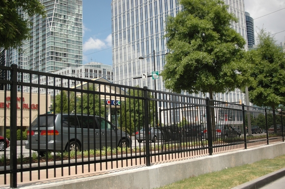 สนามหน้า Steel Picket Fencing Panel Rail 25*25mm หรือ 40*40mm สีฟ้า สีขาว สีดํา สีเขียว