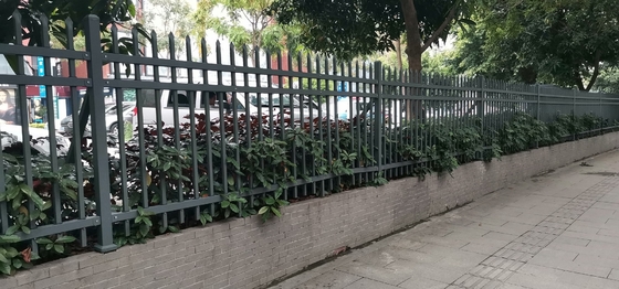 สนามหน้า Steel Picket Fencing Panel Rail 25*25mm หรือ 40*40mm สีฟ้า สีขาว สีดํา สีเขียว