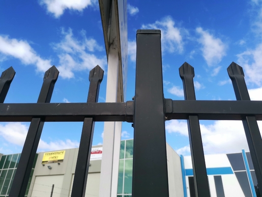 สนามหน้า Steel Picket Fencing Panel Rail 25*25mm หรือ 40*40mm สีฟ้า สีขาว สีดํา สีเขียว