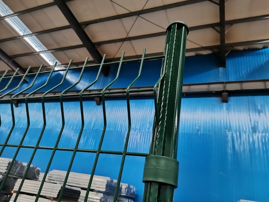 สวน PVC ปกแต่งด้วย V Bending 3D Curved welded Wire Mesh Fence แผ่นรั้ว 3D โลหะกลางแจ้ง