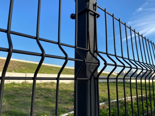 สวน PVC ปกแต่งด้วย V Bending 3D Curved welded Wire Mesh Fence แผ่นรั้ว 3D โลหะกลางแจ้ง