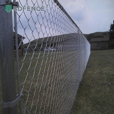 8 ฟุต Chain Link Fence PVC ผิวเคลือบสีดํา Vinyl Cyclone เหล็ก Wire Mesh โลหะรั้วสําหรับภายนอกสวน Fencing Panel