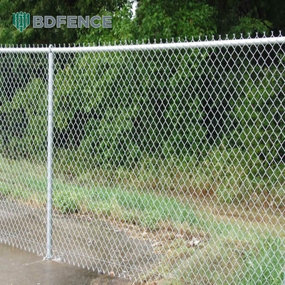 ทนทานการกัดกร่อน ทนทาน Hot Dip Galvanized Cyclone Mesh Fabric Chain Link Fence สําหรับสถานที่กีฬา