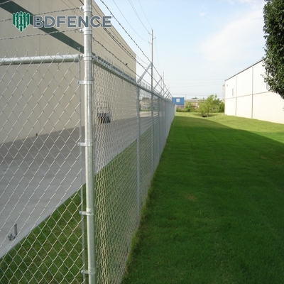 ทนทานการกัดกร่อน ทนทาน Hot Dip Galvanized Cyclone Mesh Fabric Chain Link Fence สําหรับสถานที่กีฬา