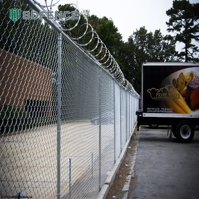 ทนทานการกัดกร่อน ทนทาน Hot Dip Galvanized Cyclone Mesh Fabric Chain Link Fence สําหรับสถานที่กีฬา