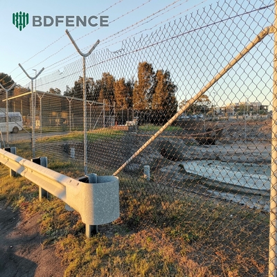 ความสูง 6 ฟุต Diamond Mesh Chain Link รั้วที่เหมาะสมสําหรับสวนสีเขียว Farm Square Post ประเภท