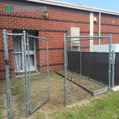 ความสูง 6 ฟุต Diamond Mesh Chain Link รั้วที่เหมาะสมสําหรับสวนสีเขียว Farm Square Post ประเภท
