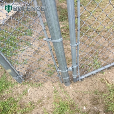 ความสูง 6 ฟุต Diamond Mesh Chain Link รั้วที่เหมาะสมสําหรับสวนสีเขียว Farm Square Post ประเภท