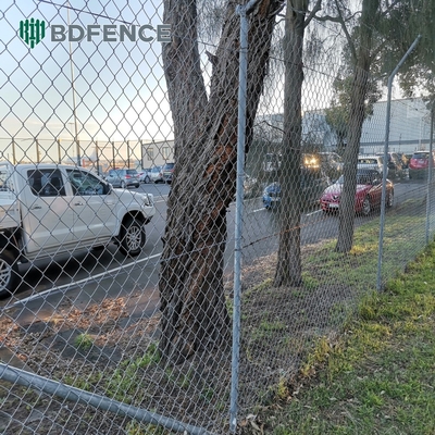 ความสูง 6 ฟุต Diamond Mesh Chain Link รั้วที่เหมาะสมสําหรับสวนสีเขียว Farm Square Post ประเภท