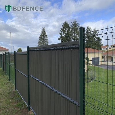 การรักษาความปลอดภัยสูง Wire Mesh Fence 3D V Bending Curved Garden Farm Fence สําหรับความปลอดภัยรอบ