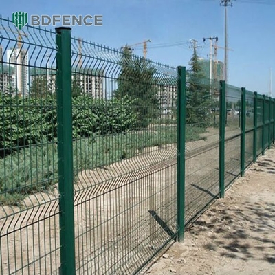 การรักษาความปลอดภัยสูง Wire Mesh Fence 3D V Bending Curved Garden Farm Fence สําหรับความปลอดภัยรอบ