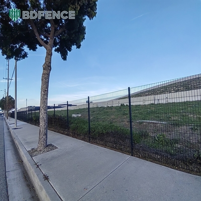 Wire Dia 5mm Metal Mesh Fencing RAL 6005 Green Powder Coated 3D Fence Panel Triangle Bending Fence สําหรับสถานที่ก่อสร้าง