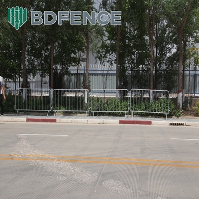 สแตนเลสคอนเสิร์ตชนกัน ป้องกันฝูงชน