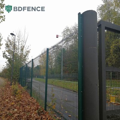 รั้วตาข่าย V สูง 1.8 เมตร บริเวณกิจกรรมศูนย์ชุมชน