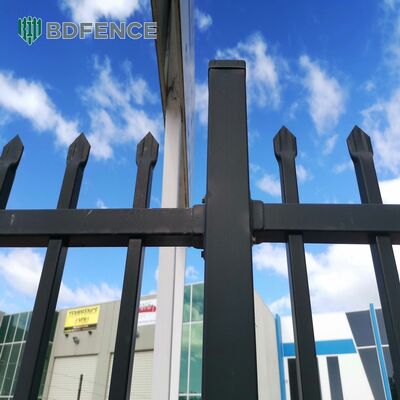รั้วเหล็กท่อเหล็กดัดแบบยืดหดได้ OEM & ODM รั้วเพื่อความปลอดภัยเชิงพาณิชย์และที่พักอาศัยพร้อมไม้ที่ผ่านการอบด้วยความร้อน