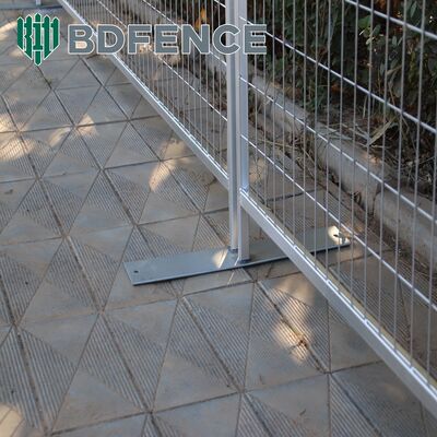 รั้วชั่วคราวมาตรฐานออสเตรเลีย ขนาด 2.1x2.4 เมตร เหล็กกัลวาไนซ์ รั้วก่อสร้างชั่วคราวแบบพกพา พร้อมขาตั้ง/แคลมป์เพื่อความปลอดภัย