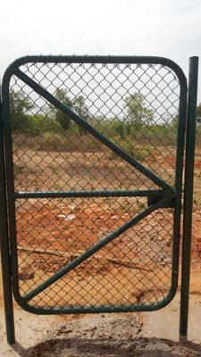 สนามเทนนิส แกลนไซด์ Chainlink Fence Roll Cyclone Wire Diamond Mesh สีดํา พีวีซีเคลือบ 6ft 8ft Mesh เปิด 50*50mm