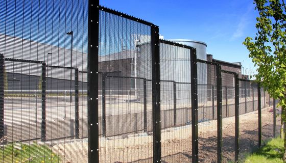 ป้องกันการขโมย 358 รั้วความปลอดภัย Hot Dip Galvanized ป้องกันการปีน รั้วสายผสมผสานสําหรับสวนลานโรงเรียน