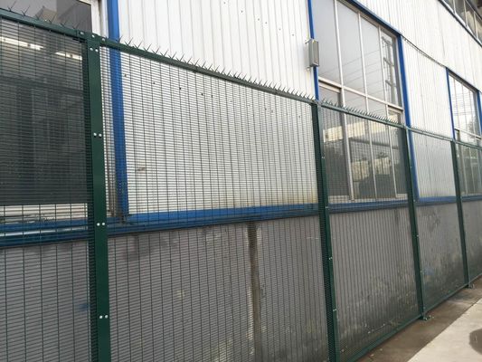 ป้องกันการขโมย 358 รั้วความปลอดภัย Hot Dip Galvanized ป้องกันการปีน รั้วสายผสมผสานสําหรับสวนลานโรงเรียน