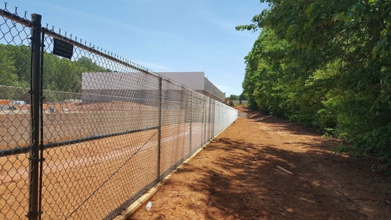 ทนทานการกัดกร่อน ทนทาน Hot Dip Galvanized Cyclone Mesh Fabric Chain Link Fence สําหรับสถานที่กีฬา