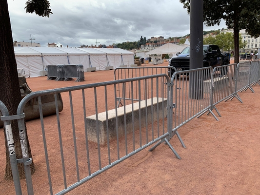 V Shape Feet Crowd Barrier Fencing จุ่มร้อนชุบสังกะสี 1.1 * 2.5m European