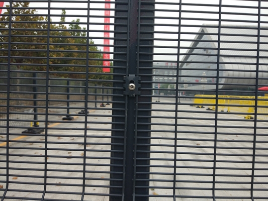 ผงเคลือบสังกะสีป้องกันการปีนรั้วรักษาความปลอดภัย 2.4m 358 Mesh